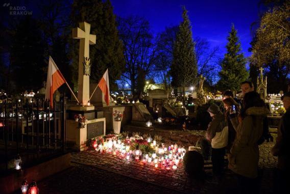 Tłumy przychodzą nocą na Stary Cmentarz w Tarnowie