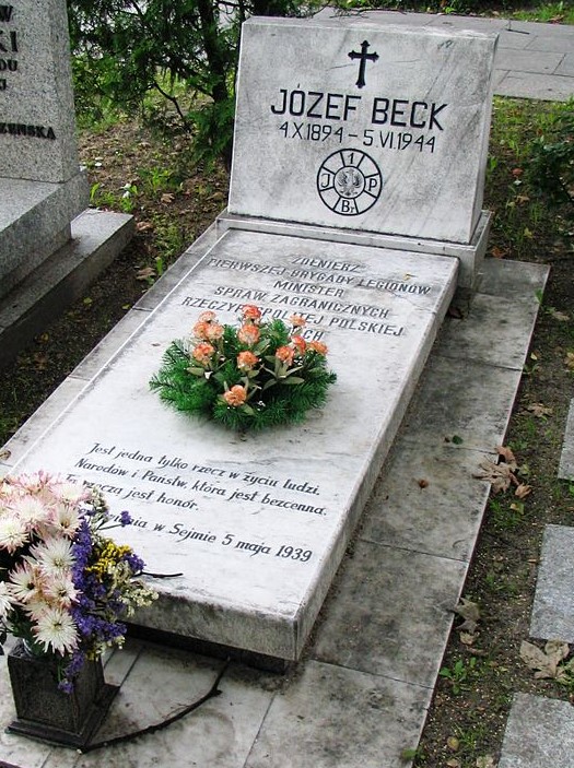 Grób Józefa Becka na cmentarzu wojskowym na Powązkach. Fot. wikipedia