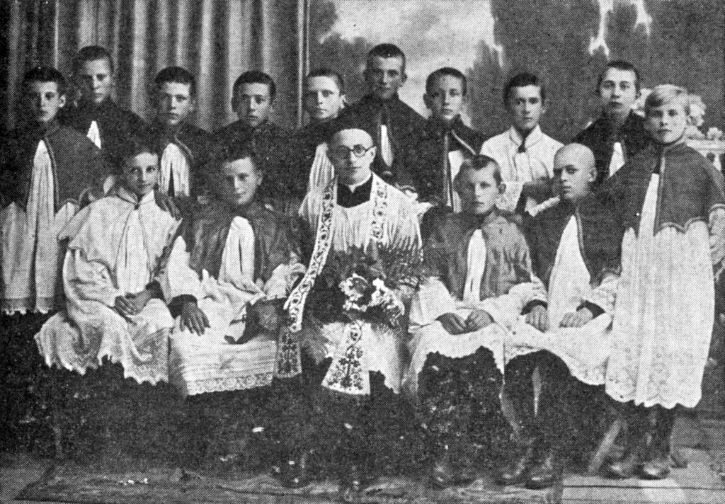 ksiądz K.Figlewicz z ministrantami ( fot.Wikipedia)