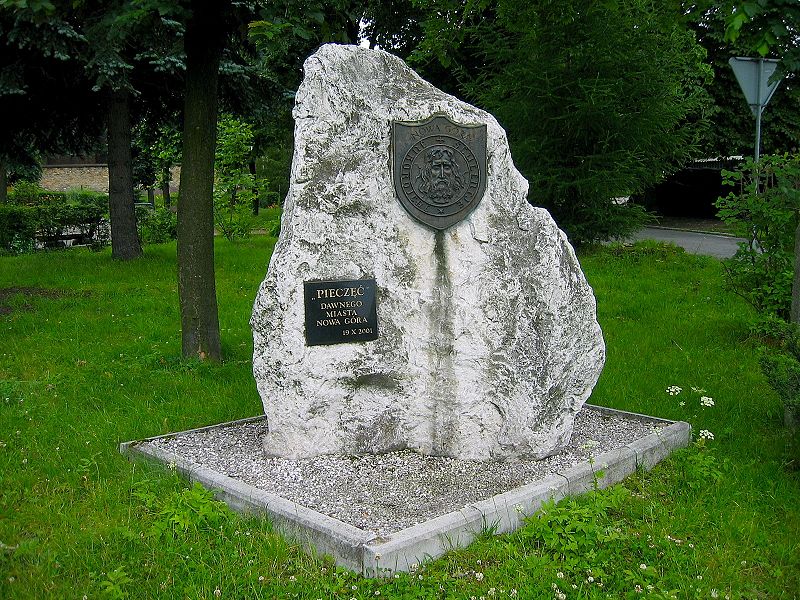 Pomnik pieczęci miejskiej w Nowej Górze ( fot. Mariusz Paździora/Wikipedia)