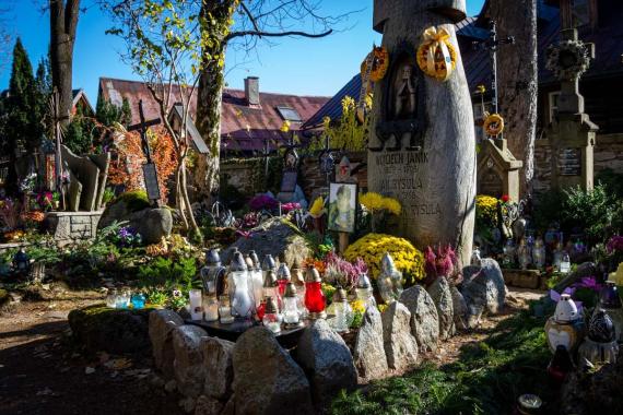 Dzień Wszystkich Świętych na zabytkowym cmentarzu na Pęksowym Brzyzku w Zakopanem