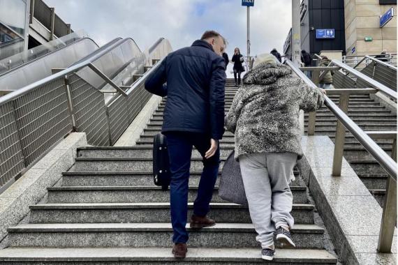 Stowarzyszenie Kraków dla Mieszkańców pomagało nosić bagaże po nieruchomych schodach