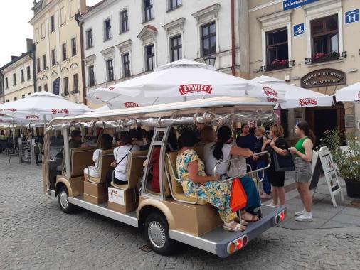 Turyści bardzo chętnie zwiedzają Tarnów „złotym meleksem”