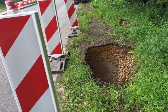 Nowe zapadliska koło Trzebini. Przy drodze wojewódzkiej 791 pojawiły się trzy leje