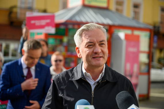 Lewica jest gotowa wziąć odpowiedzialność za Polskę - przekonywał w Tarnowie Robert Biedroń