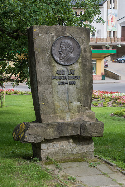 Pomnik poświęcony Wojciechowi Oczce w Iwoniczu - Zdroju (fot.H.Bielamowicz/Wikipedia)
