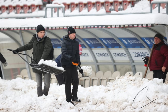 Odśnieżanie boiska przed meczem piłkarskiej Ekstraklasy: Cracovia - Ruch Chorzów. Fot. PAP/Łukasz Gągulski