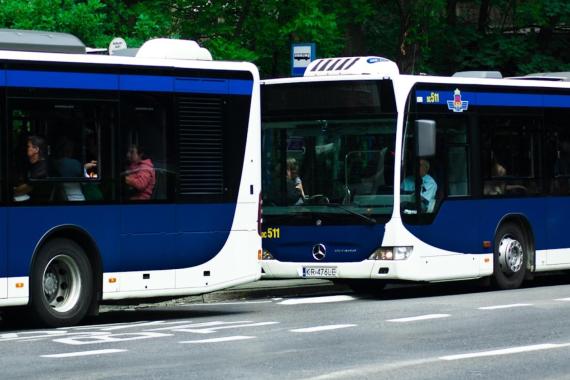 Krakowski aktywista chce, żeby kierowcy autobusów mogli wypuszczać pasażerów w korku. MPK odpowiada