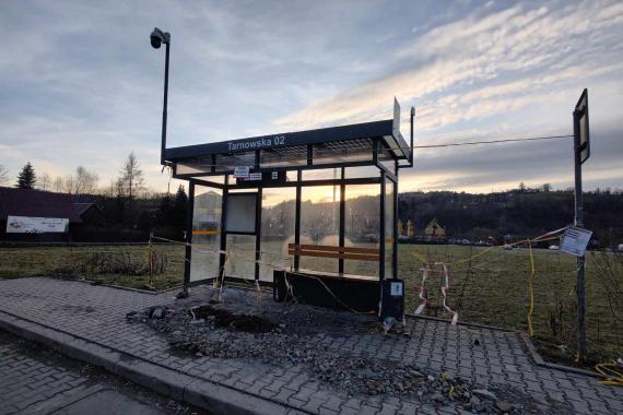 Obornik i sterty gruzu na przystanku autobusowym w Limanowej. To protest właścicielki działki