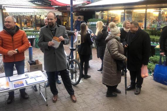 Kampania samorządowa w Krakowie: Andrzej Kulig zbierał podpisy poparcia na Starym Kleparzu