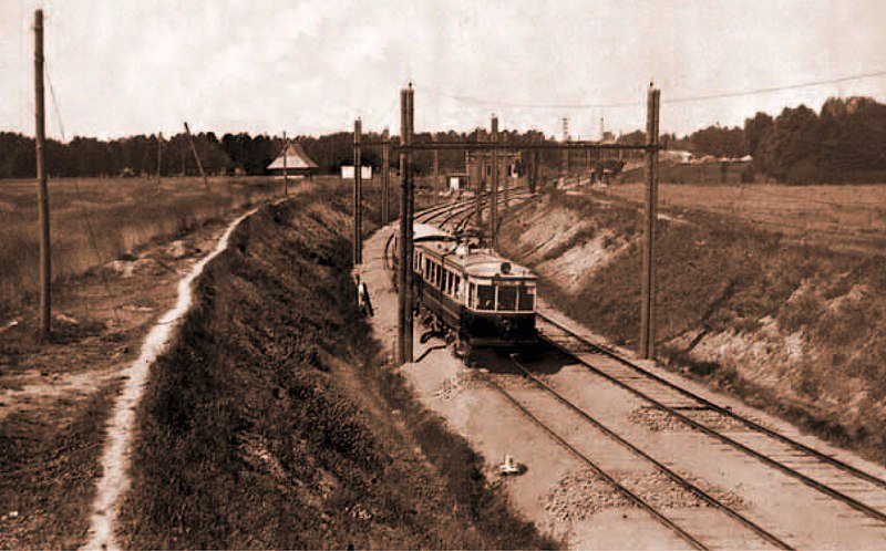 Kolej EKD wyjeżdżająca ze stacji w Pruszkowie (fot. NAC/Wikipedia)