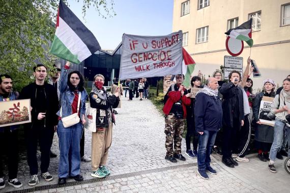 W MOCAK-u wernisaż, przed MOCAK-iem protesty 