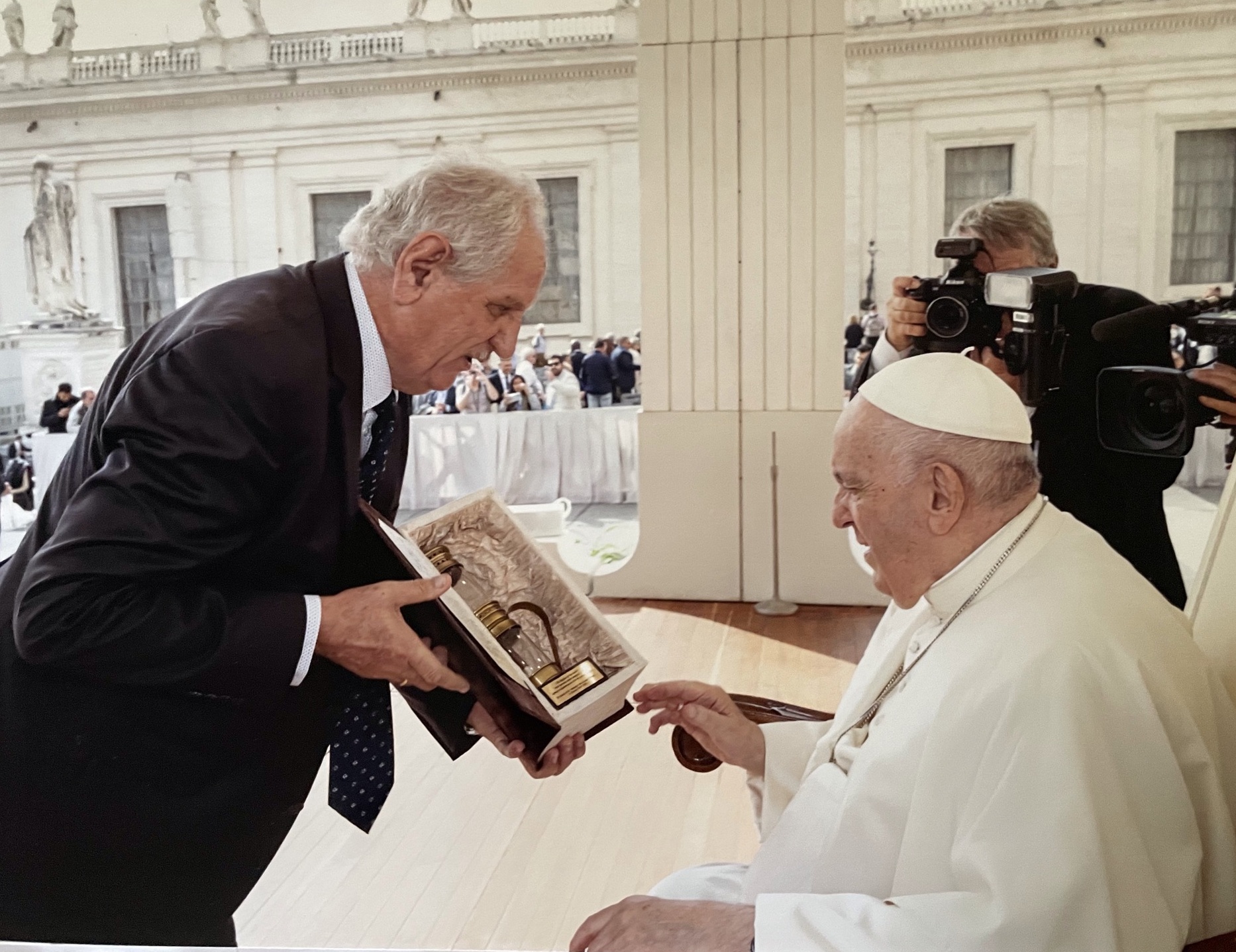 Papież Franciszek otrzymuje replikę gorlickiej lampy (fot. Andrzej Piecuch)