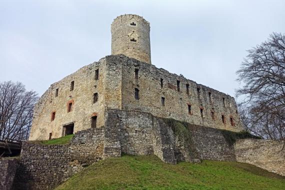 Nocne zwiedzanie Zamku Lipowiec. W programie także pokazy walk, rzemiosła i średniowiecznej mody