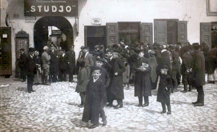 Rynek w Olkuszu z reklamą zakładu Fotografia Artystyczna „Studjo”, ok. 1915 r. (fot. arch. Muzeum Regionalne PTTK w Olkuszu)