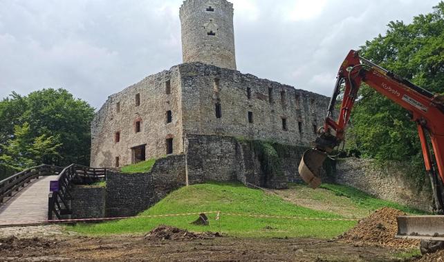 Na Zamku Lipowiec odkryto zabytki z XIV wieku. W weekend można będzie obejrzeć wykopaliska archeologiczne