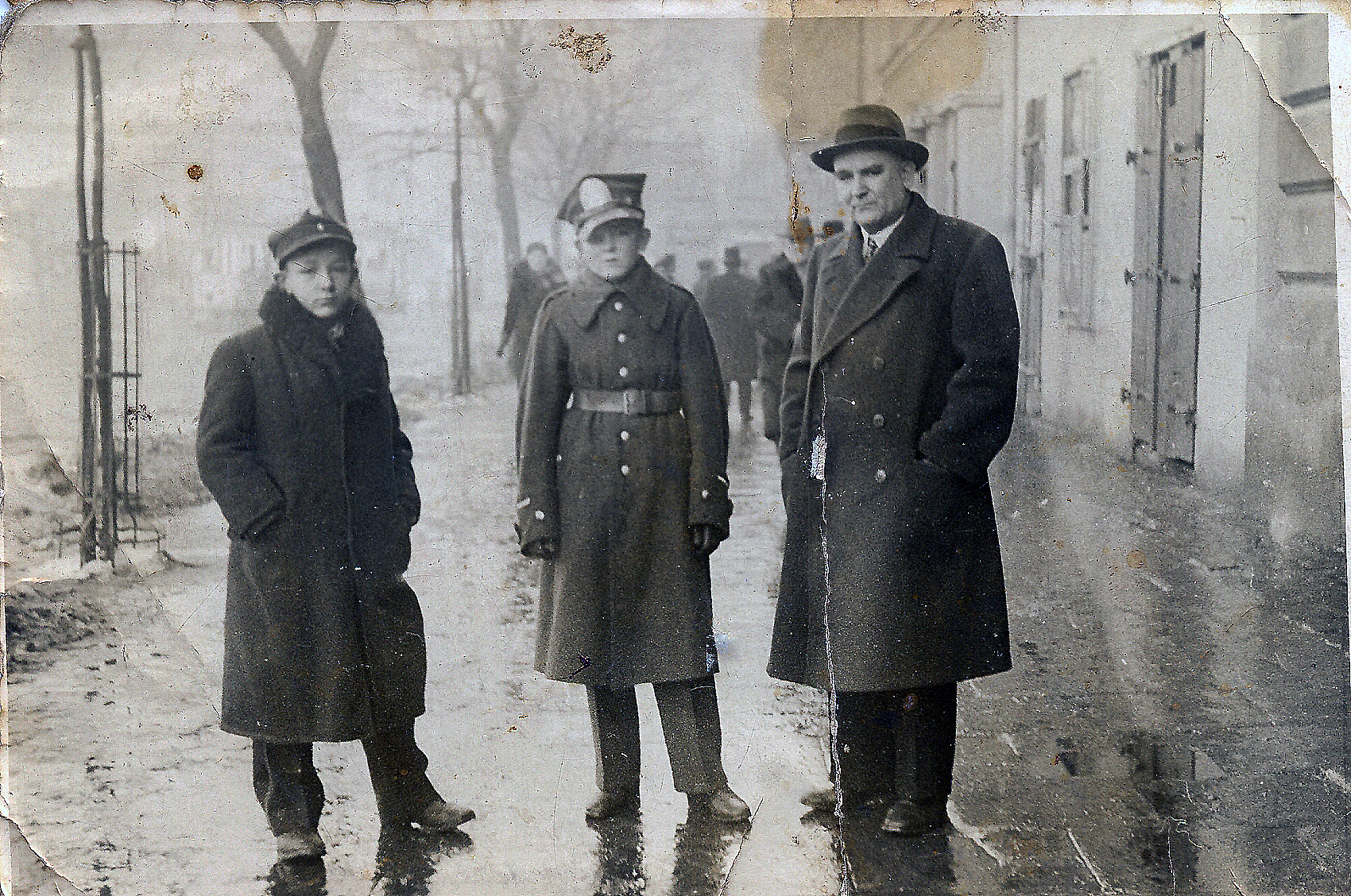 Rok 1939 - Rawicz, Od prawej. Dziadek legionista - Wiktor Pawlikowski - towarzysz drukarski. W środku Tata - Wiktor Pawlikowski (junior) -kadet - później artysta malarz, po lewej kolega kadet (fot. ze zbiorów rodzinnych)