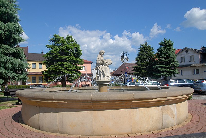 Bobowa, Rynek z fontanną koronczarki (fot. Henryk Bielamowicz/Wikipedia)