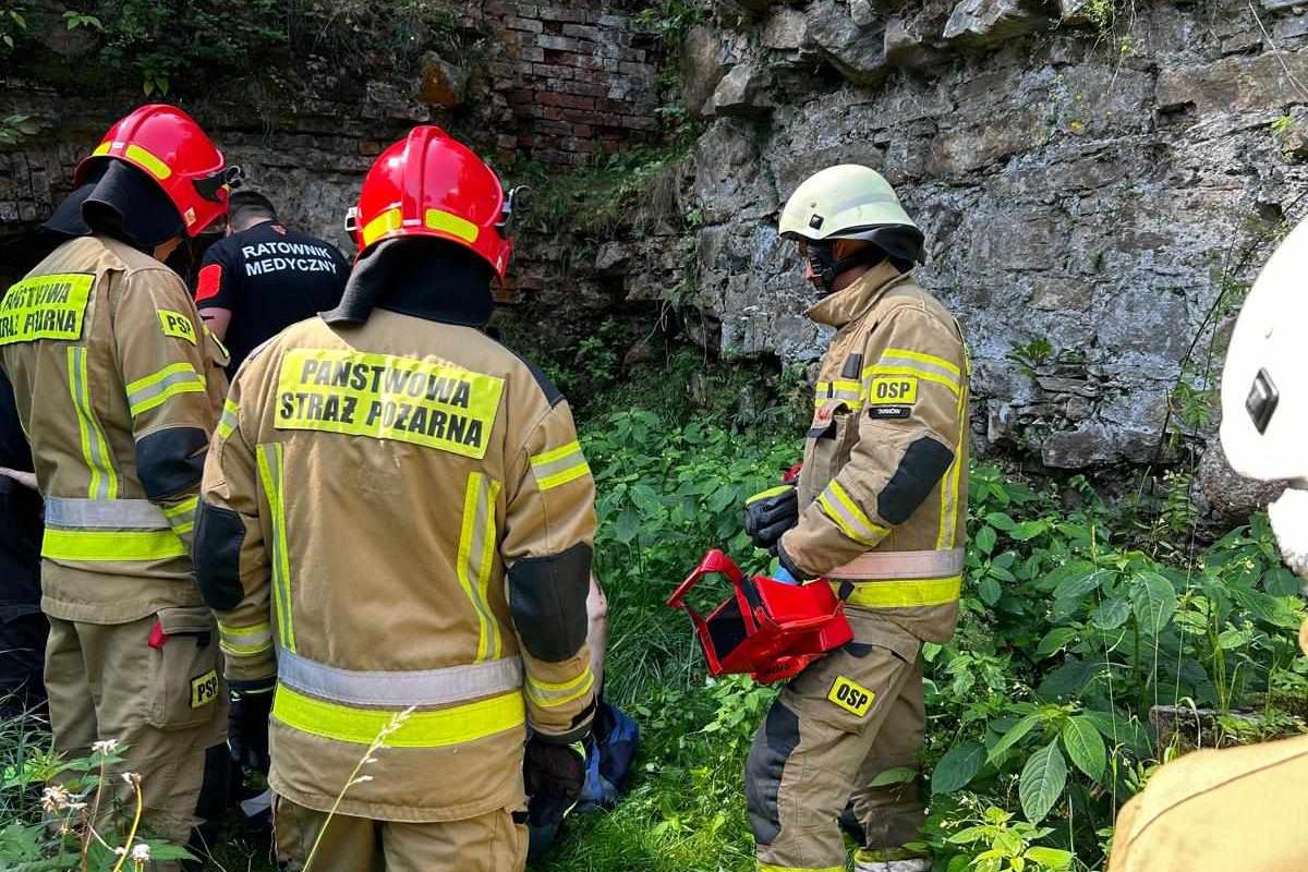 Akcja w ruinach Zamku Tarnowskich. Strażacy pomogli biegaczowi